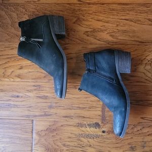 Steve Madden Leather Ankle Boot (style 8-208)